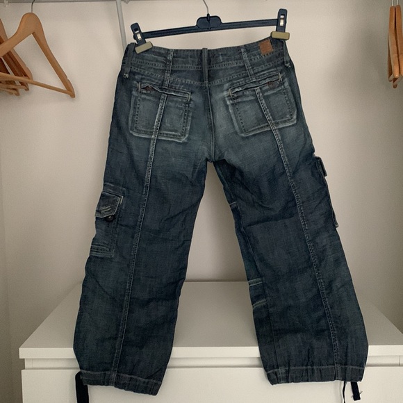 *Vintage Guess Cropped Jeans, Size 28, Cargo Pockets & Zippers - very cute on!! - Picture 6 of 7